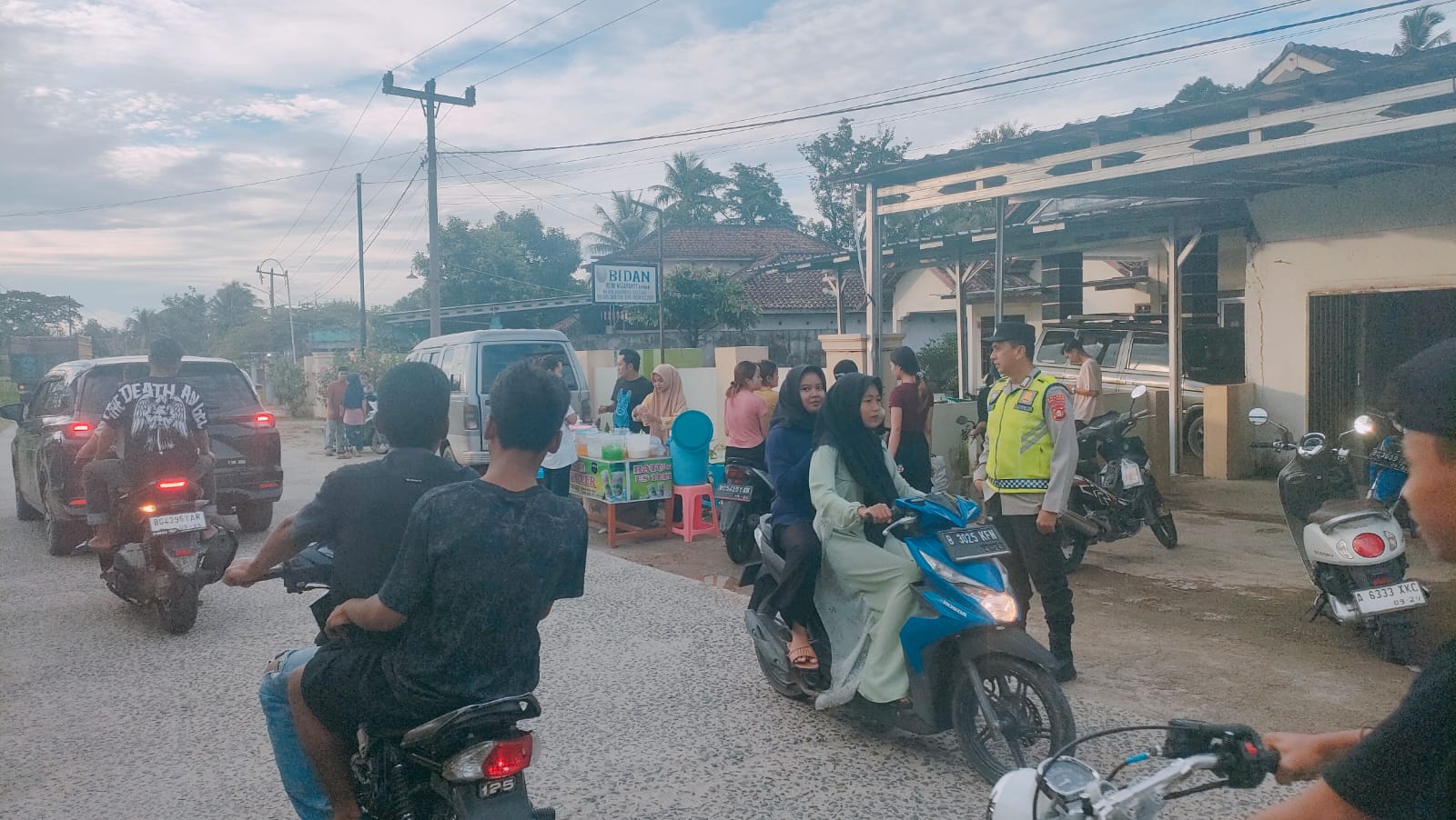 Polsek BMT melaksanakan pengamanan Tempat Keramaian Pasar Bedug/penjual takjil di Desa Sumber Mulyo.