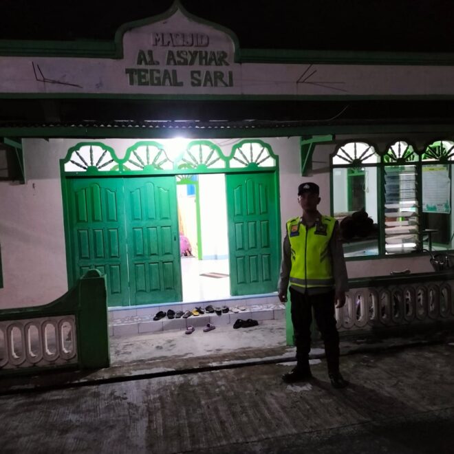 Personel Polsek BMT melaksanakan patroli pengamanan sholat Tarawih.