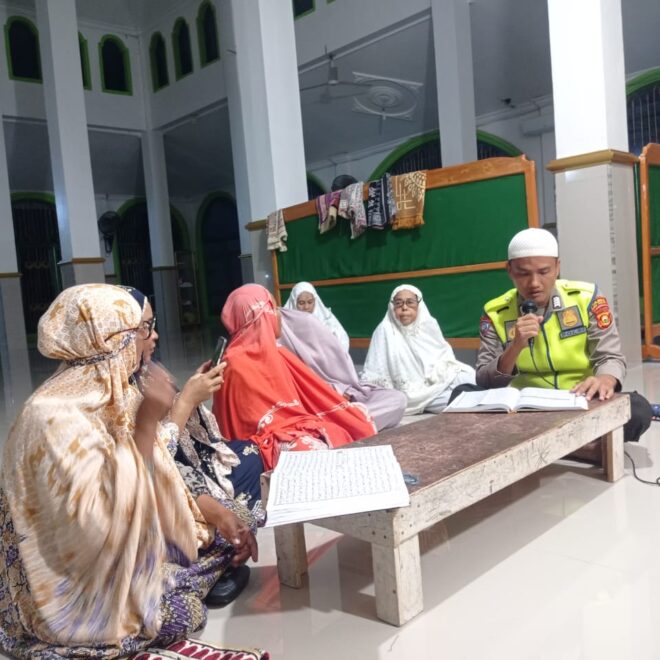 Bhabinkamtibmas Polsek Buay Madang Timur melaksanakan Tadarus bersama dengan Masyarakat di Masjid Desa Tanjung Mas.