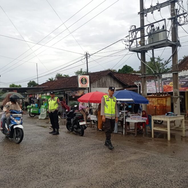 Personel Polsek BMT melaksanakan pengamanan pasar bedug.