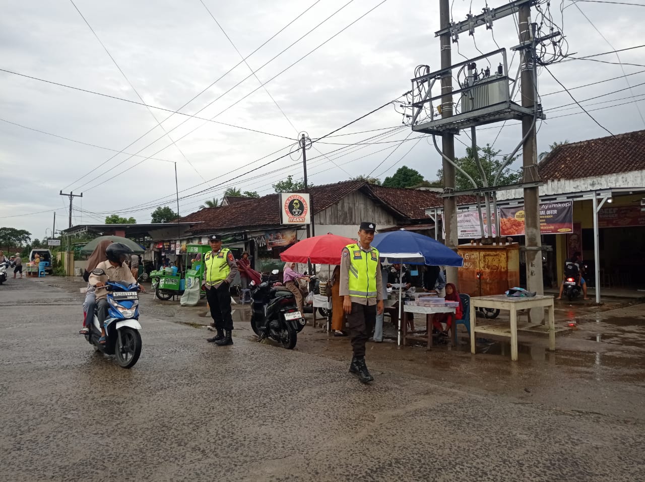 Personel Polsek BMT melaksanakan pengamanan pasar bedug.