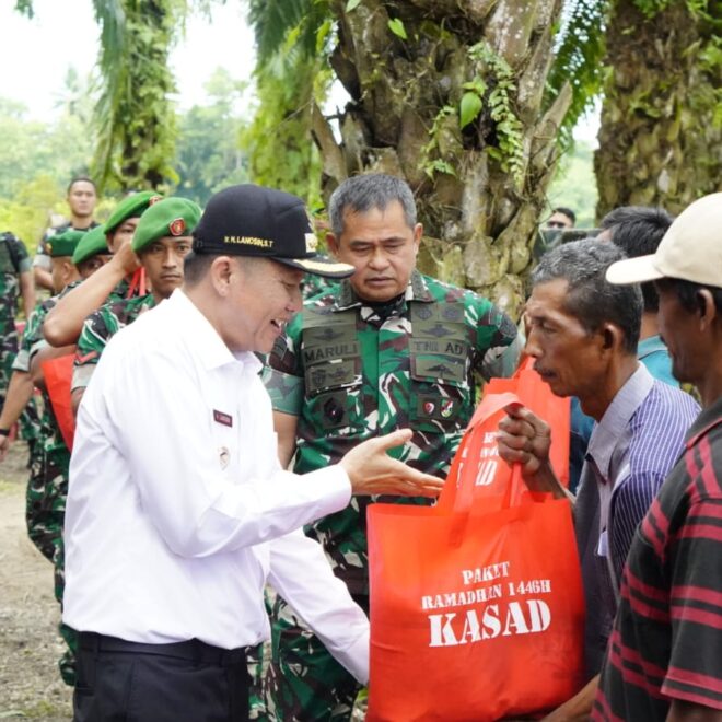 Kepala Staf Angkatan Darat Jendral TNI Maruli Simanjuntak bersama Bupati OKU Timur Lanosin membagikan sembako Ramadhan kepada masyarakat. 