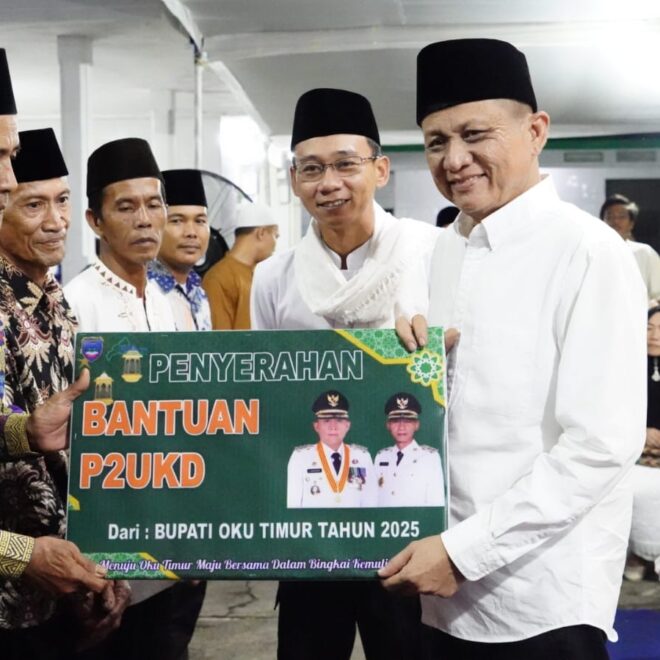 Bupati dan Wakil Bupati OKU Timur Lanosin - Yudha menyerahkan hadiah umroh dan bantuan masjid.