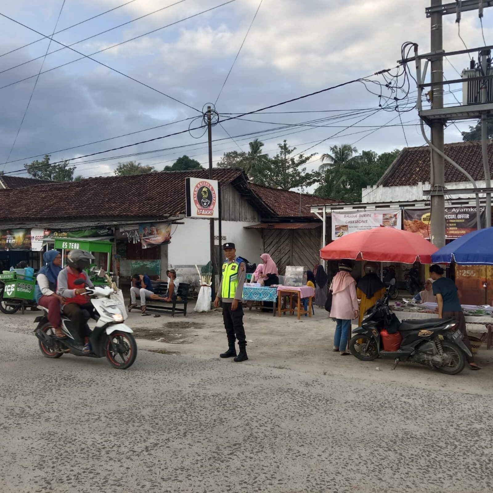 Personel Polsek BMT laksanakan pengamanan pasar bedug.