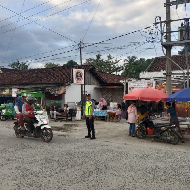 Personel Polsek BMT laksanakan pengamanan pasar bedug.