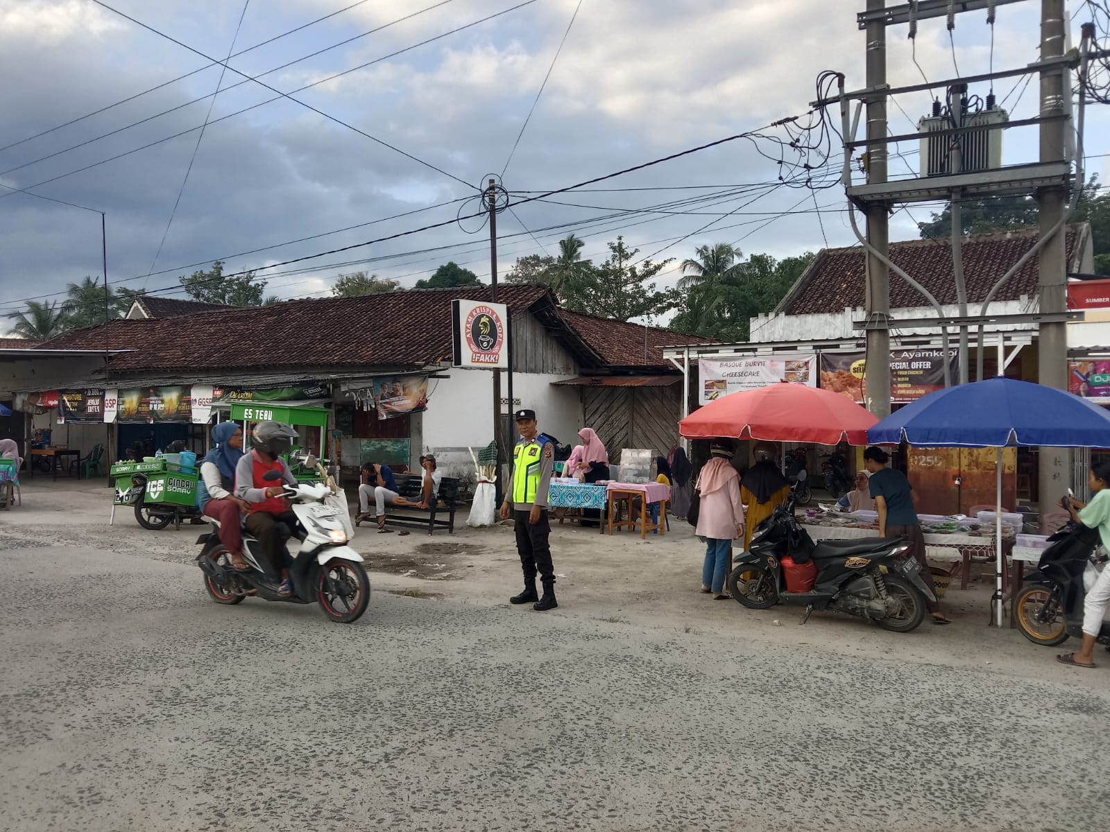 Personel Polsek BMT laksanakan pengamanan pasar bedug.