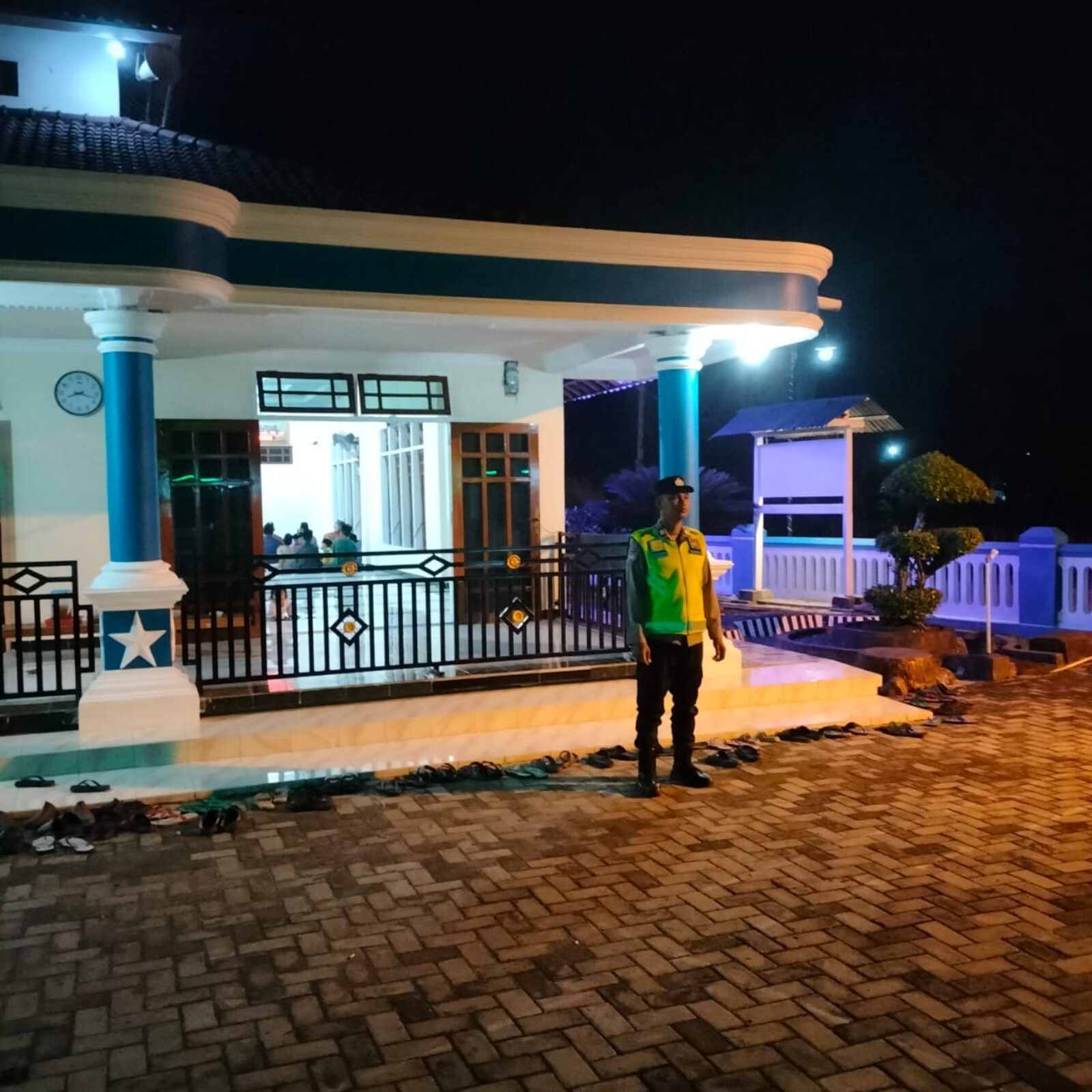 Personel Polsek BMT laksanakan pengamanan Ibadah Sholat Tarawih.