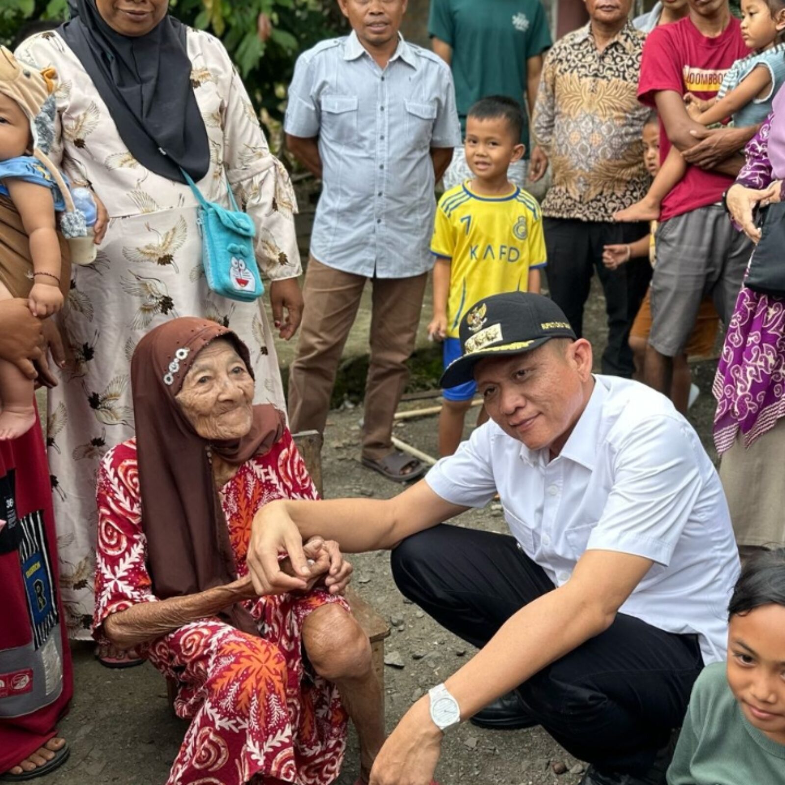 Bupati OKU Timur Lanosin launching perbaikan Rumah Tidak Layak Huni (RTLH) dan Sanitasi Tahun 2025 di Suka Maju, Desa Tumi Jaya, Kecamatan Jayapura, pada Jumat (14/03/2025).