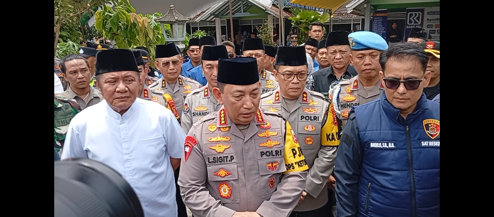 Kapolri saat memberikan keterangan kepada awak media usai ke rumah duka AKP (Anumerta) Lusiyanto.