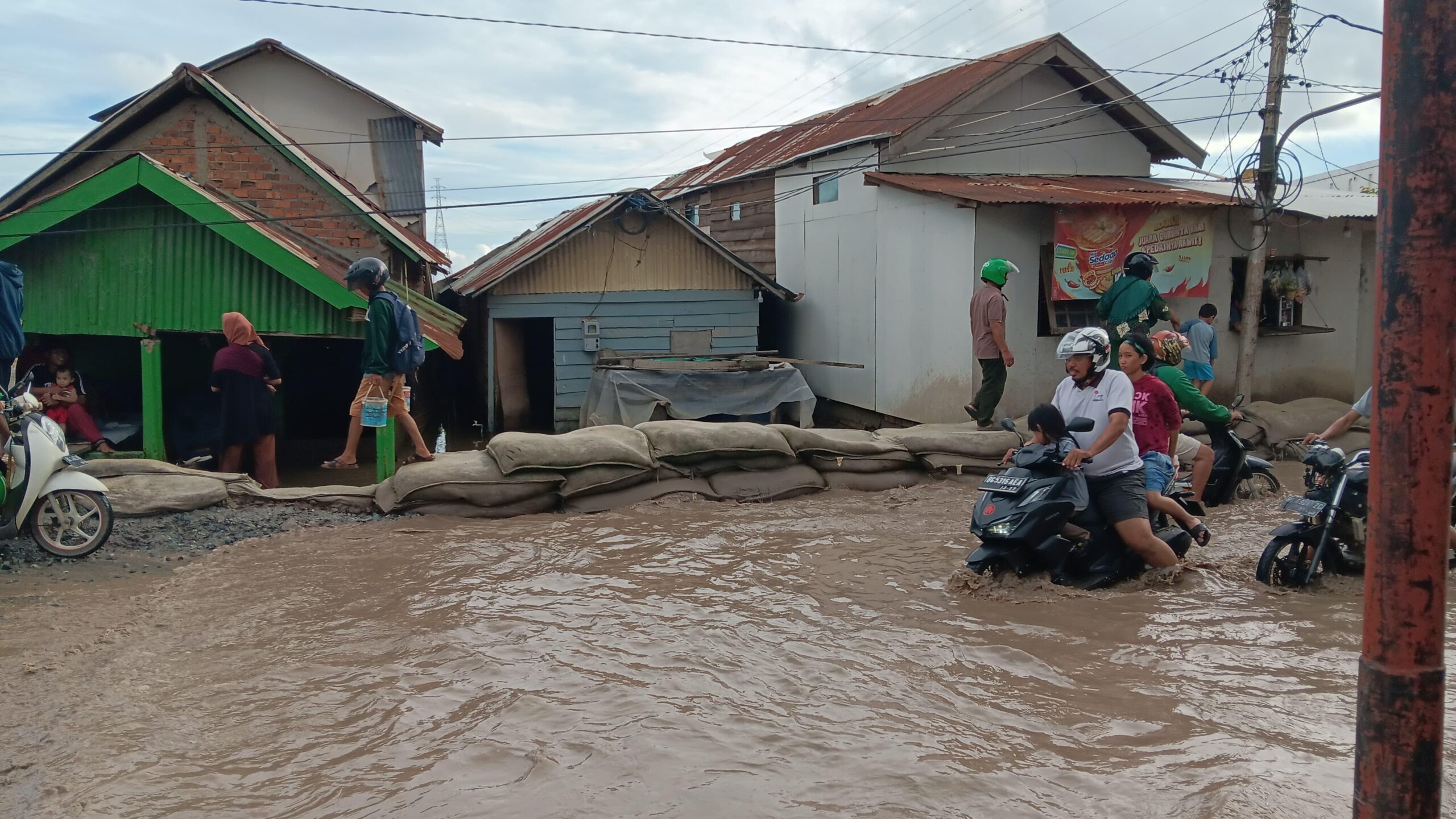 Suasana banjir di Kecamatan Gandus, Palembang. (Foto: Tia)