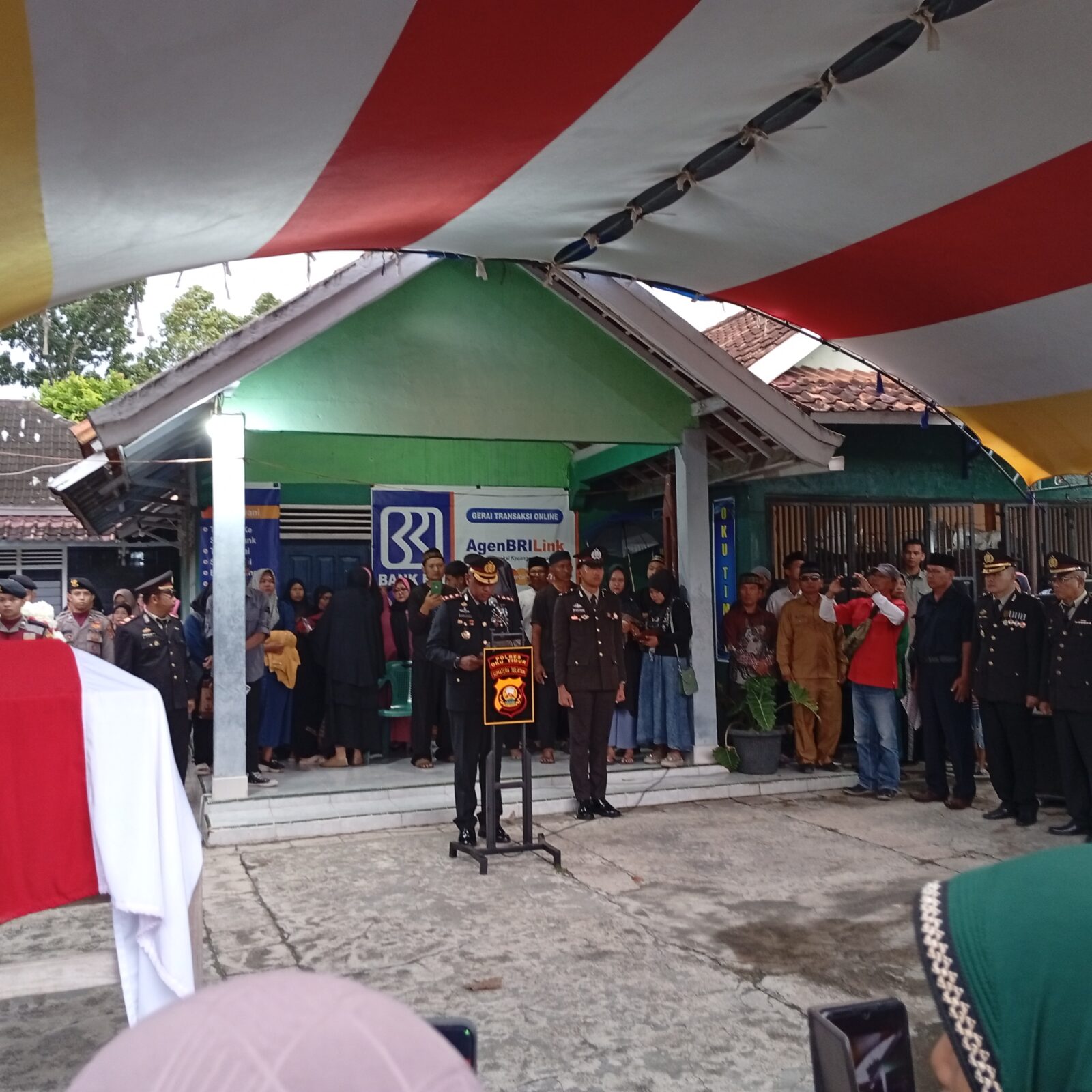 Kapolres OKU Timur AKBP Kevin Leleury sebagai Inspektur Pengangkatan Jenazah AKP Anumerta Lusiyanto di rumah duka.