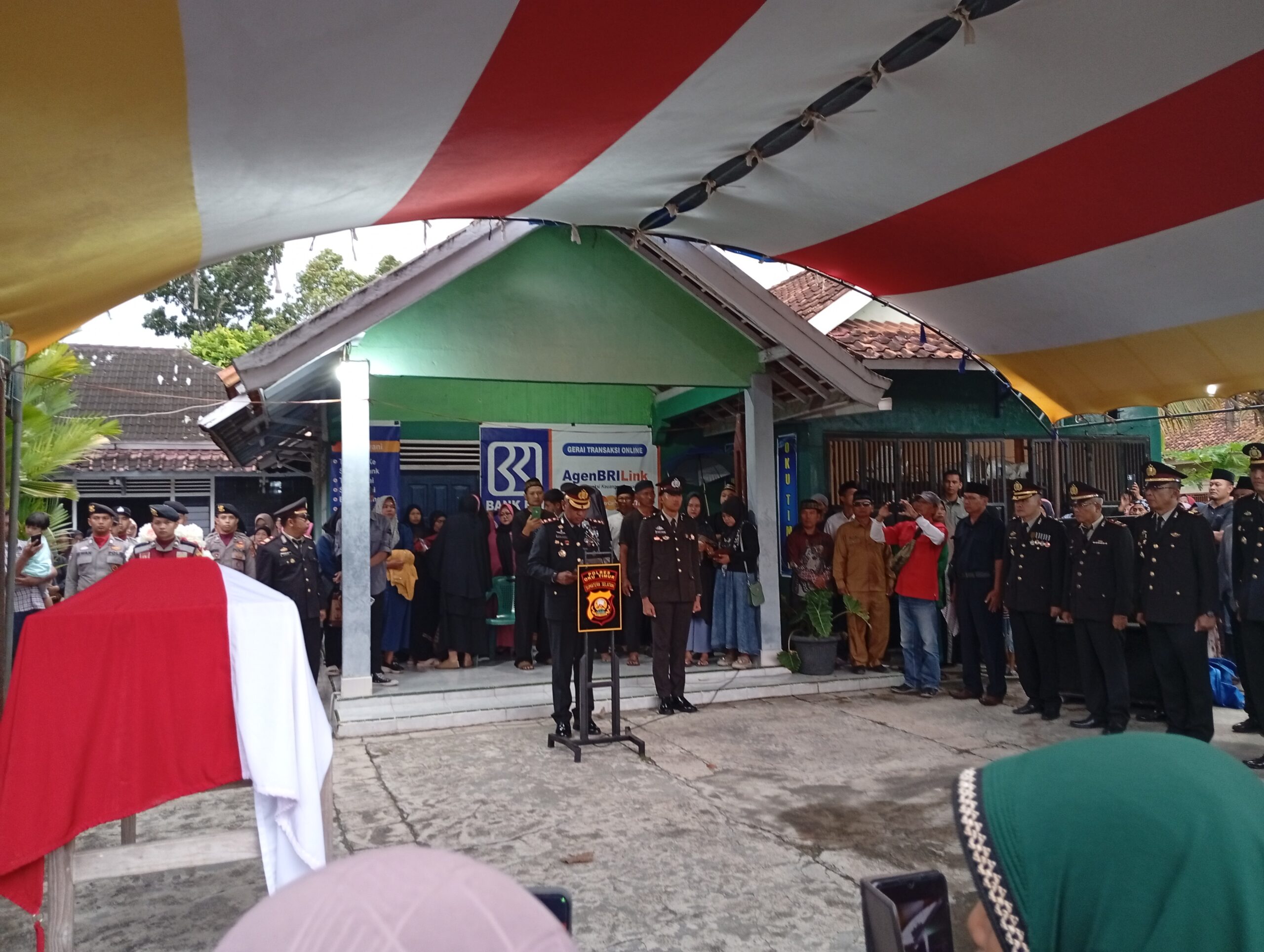Kapolres OKU Timur AKBP Kevin Leleury sebagai Inspektur Pengangkatan Jenazah AKP Anumerta Lusiyanto di rumah duka.