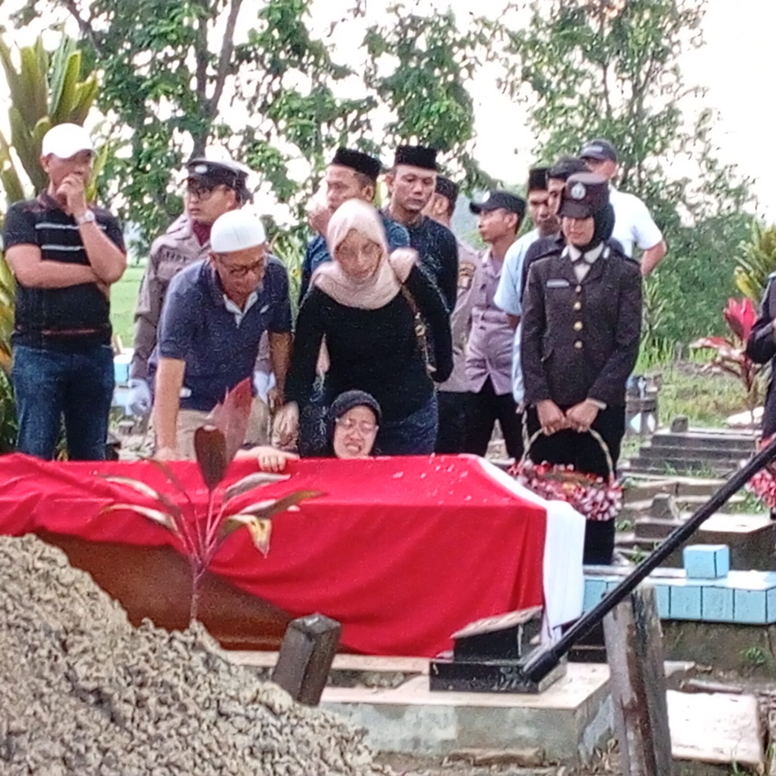 Prosesi pemakaman AKP Anumerta Lusiyanto di Tempat Pemakaman Umum (TPU) Sumber Harjo.