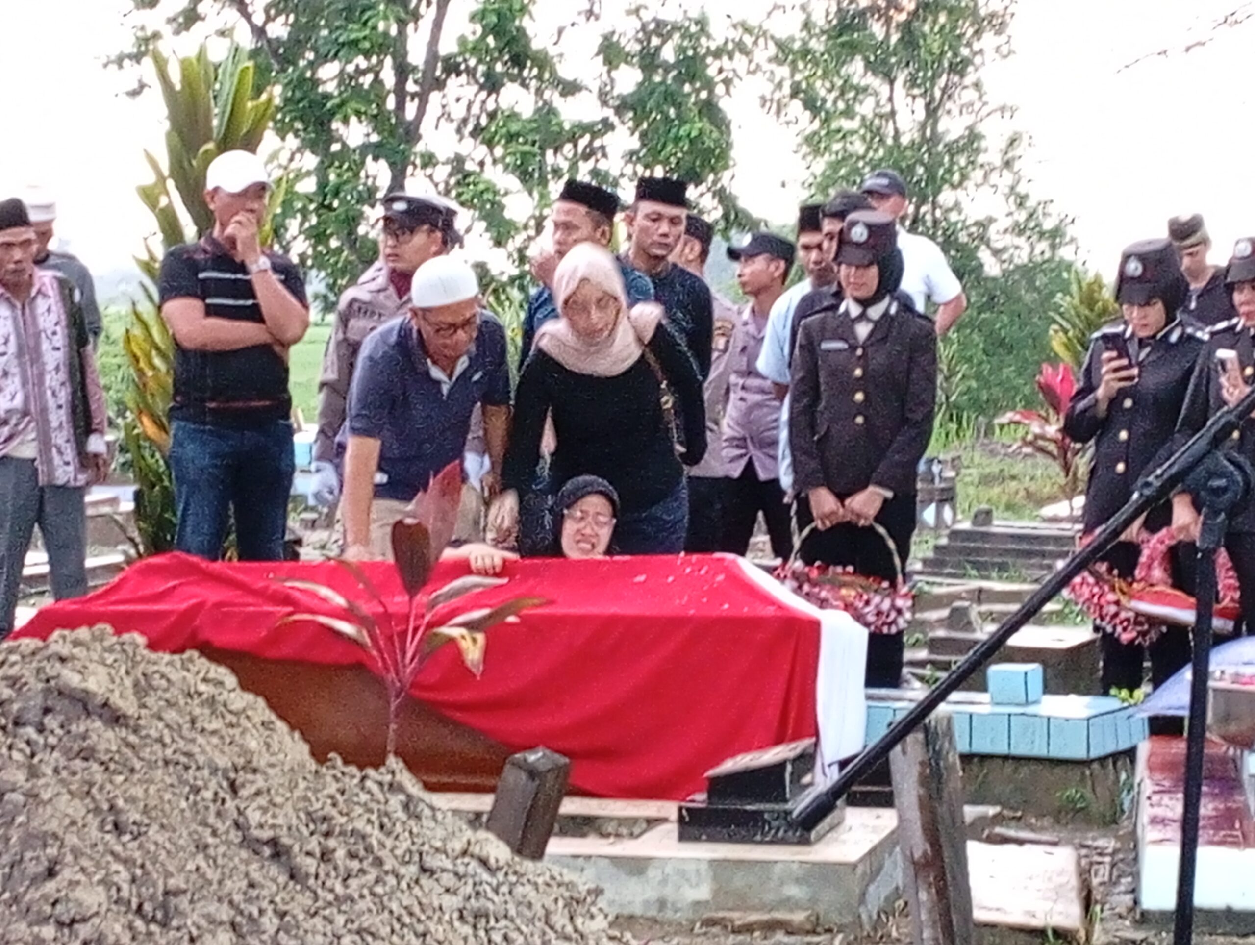 Prosesi pemakaman AKP Anumerta Lusiyanto di Tempat Pemakaman Umum (TPU) Sumber Harjo.