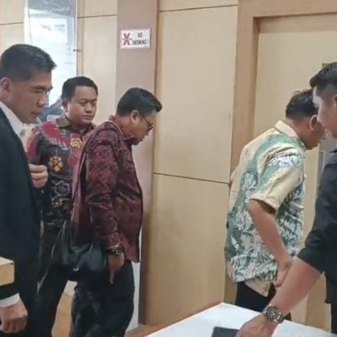 Fitrianti dan Dedi Sipriyanto Penuhi Panggilan Kejari Terkait Kasus Dugaan Korupsi PMI IMG 20250408 WA0048