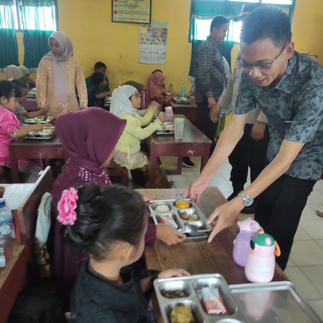 Monitoring pelaksanaan program MBG di SD Kumpul Rejo, Kecamatan Buay Madang Timur.