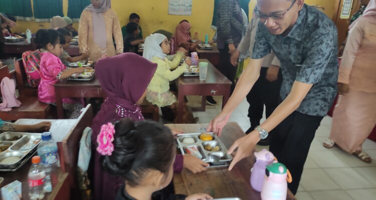 Monitoring pelaksanaan program MBG di SD Kumpul Rejo, Kecamatan Buay Madang Timur.