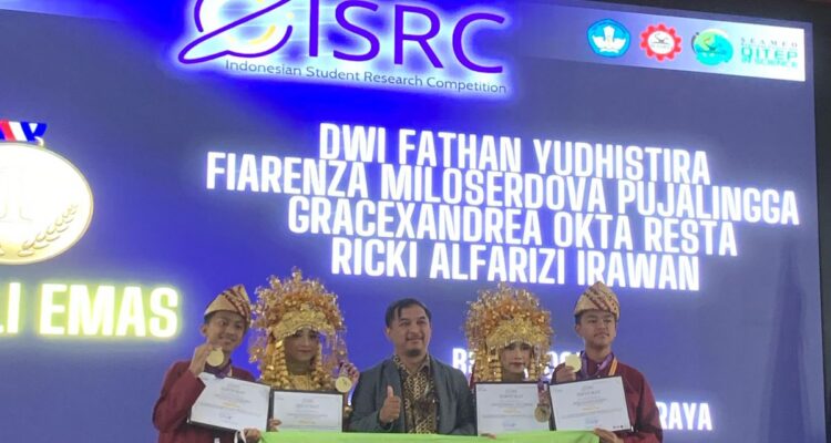 Pelajar SMP asal OKU Timur raih juara 1 kompetisi sains ISRC 2025. Mengusung penelitian baterai ramah lingkungan.