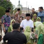 Masyarakat sambut kedatangan Gubernur Sumsel Herman Deru.