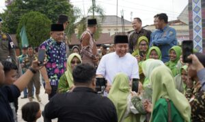 Masyarakat sambut kedatangan Gubernur Sumsel Herman Deru.