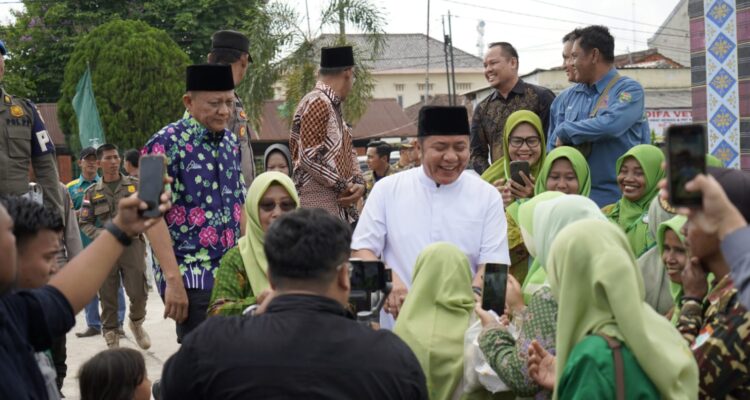 Masyarakat sambut kedatangan Gubernur Sumsel Herman Deru.