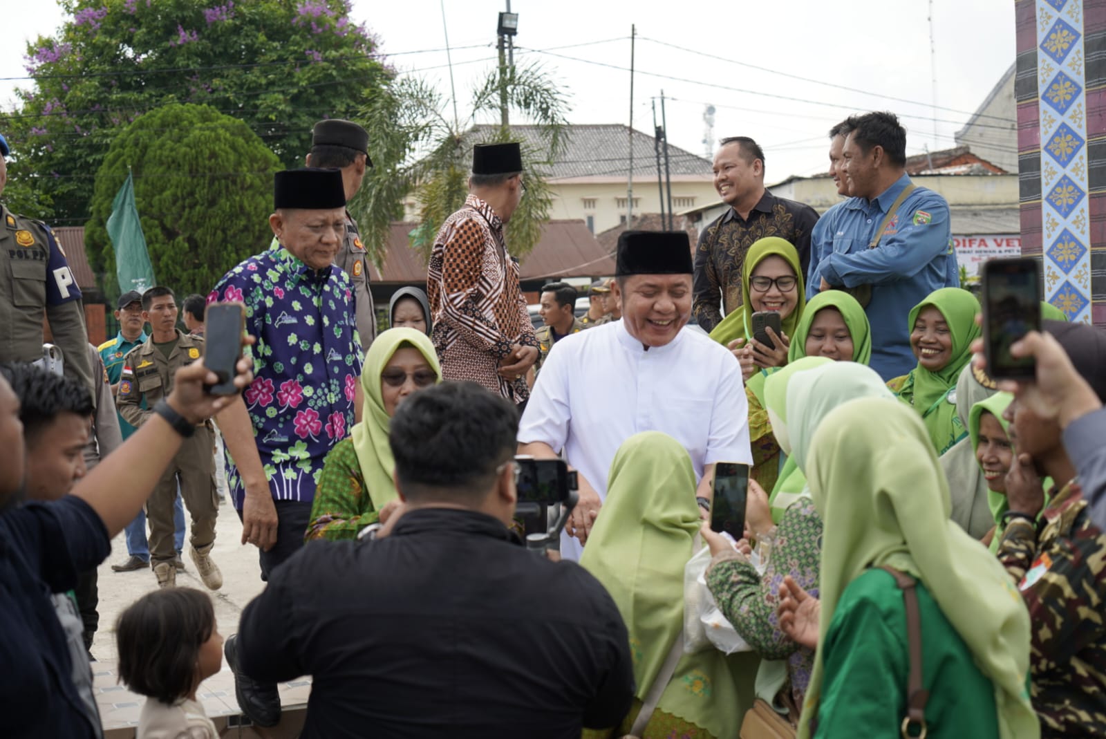 Masyarakat sambut kedatangan Gubernur Sumsel Herman Deru.