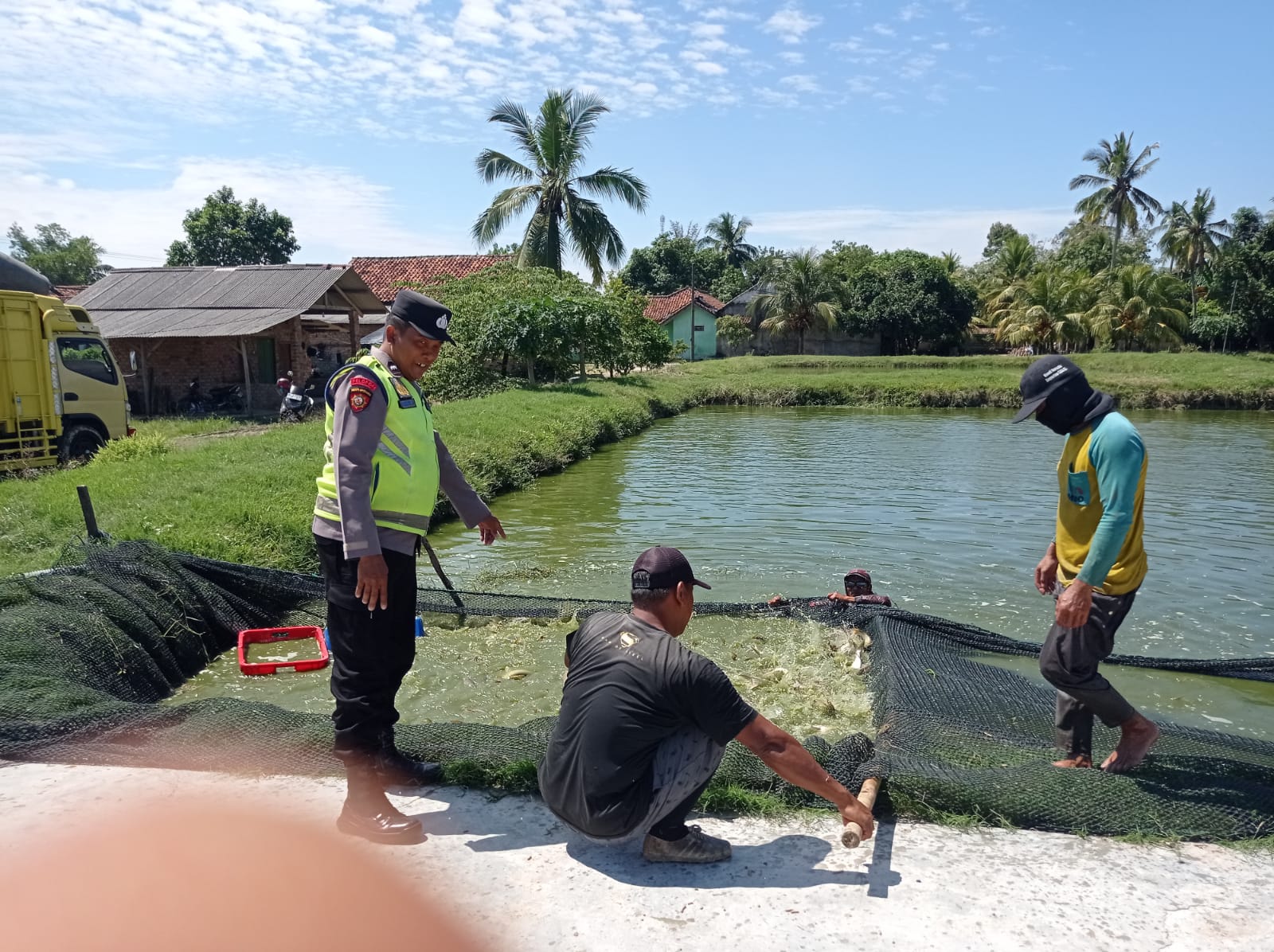 Personel Polsek Buay Madang Timur (BMT) melaksanakan monitoring ketahanan pangan budidaya ikan.