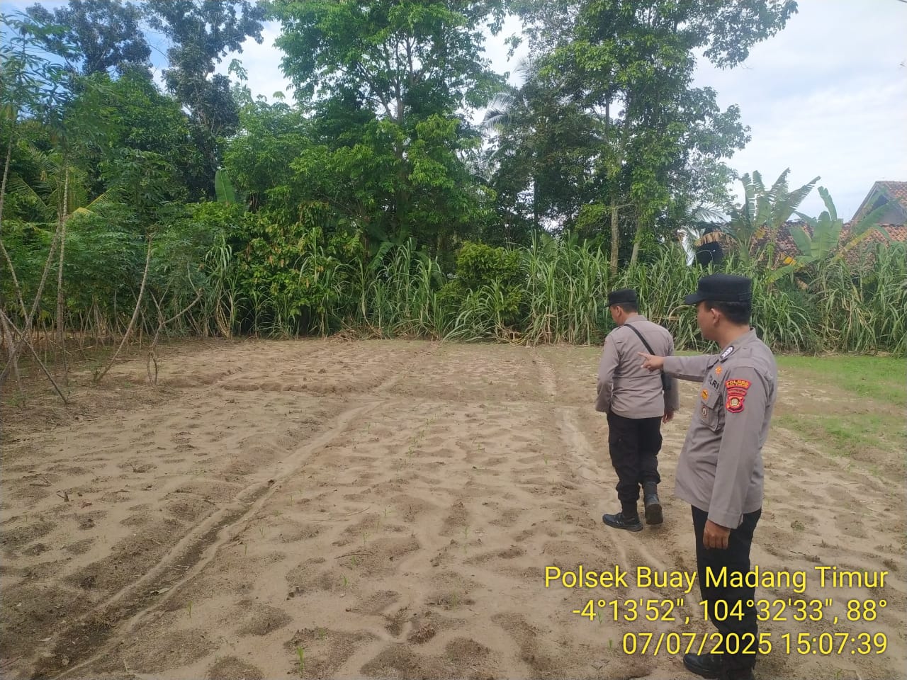 Kanit Binmas Bripka Ari Wicaksono, dan Bhabinkamtibmas Aipda Adi Suryadi, melaksanakan pengecekan lahan guna untuk ketahanan pangan tanaman jagung. 