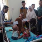 Ketua TP PKK Oku timur Sheila Noberta menyalurkan bantuan bagi penderita Penderita Kanker Ovarium dan Leukimia.