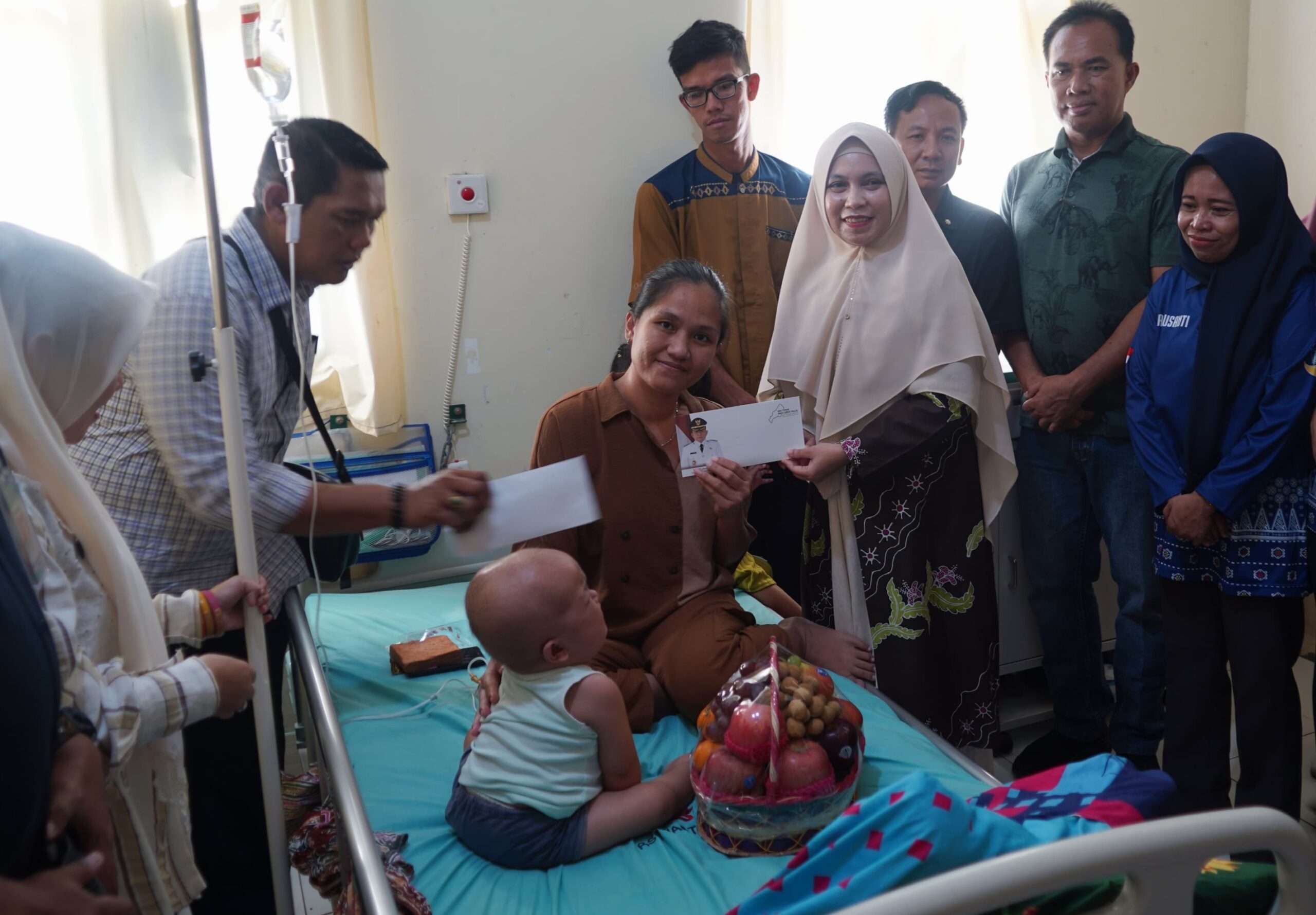 Ketua TP PKK Oku timur Sheila Noberta menyalurkan bantuan bagi penderita Penderita Kanker Ovarium dan Leukimia.