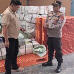Kapolsek BMT bersama petugas Bulog melakukan pengecekan tongkol jagung.