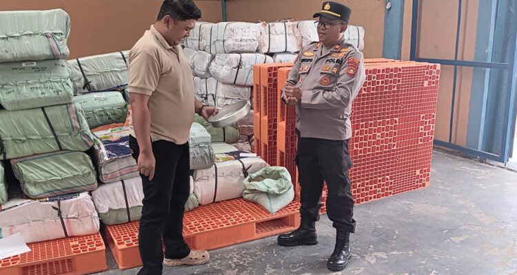 Kapolsek BMT bersama petugas Bulog melakukan pengecekan tongkol jagung.