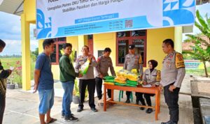 Kapolsek Buay Madang Timur (BMT) IPTU Swisspo menyerahkan langsung bansos kepada warga kurang mampu.