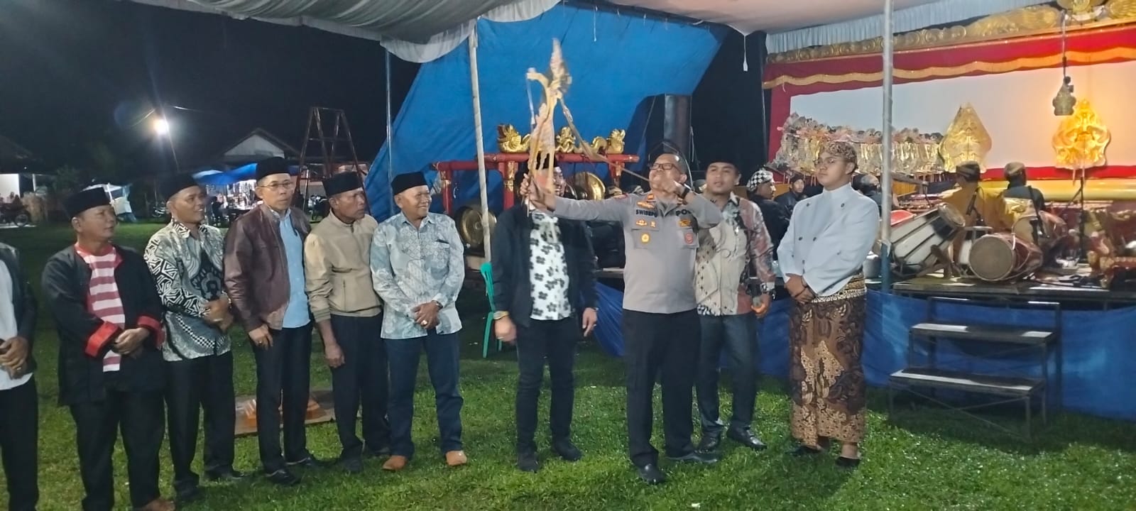 Penyerahan gunungan dari Kapolsek Buay Madang Timur kepada Dalang. 