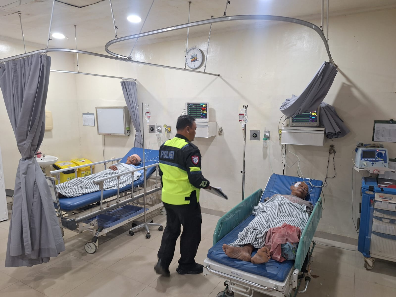 Hendak Nyalip Mobil, Pemotor Malah Tabrak Pasutri Pengepul Barang Bekas