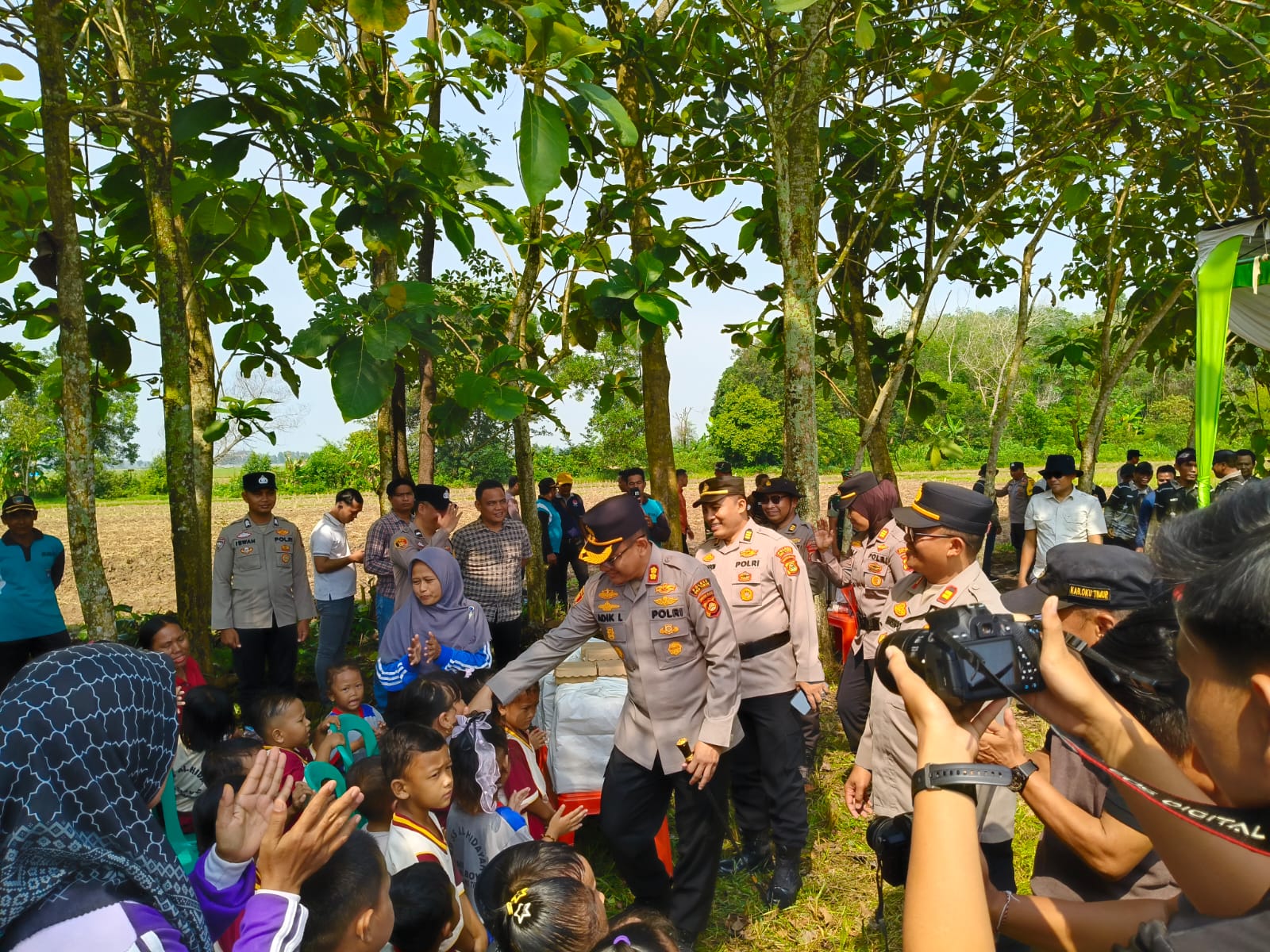 Anak-anak TK Desa Tambak Boyo, Kecamatan BMT, penuh kehangatan menyambut kedatangan Kapolres OKU Timur AKBP Adik Listiyono.