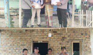 Kapolres OKU Timur AKBP Adik Listiyon melalui Kapolsek BMT IPTU Swisspo menyerahkan bansos kepada masyarakat kurang mampu.