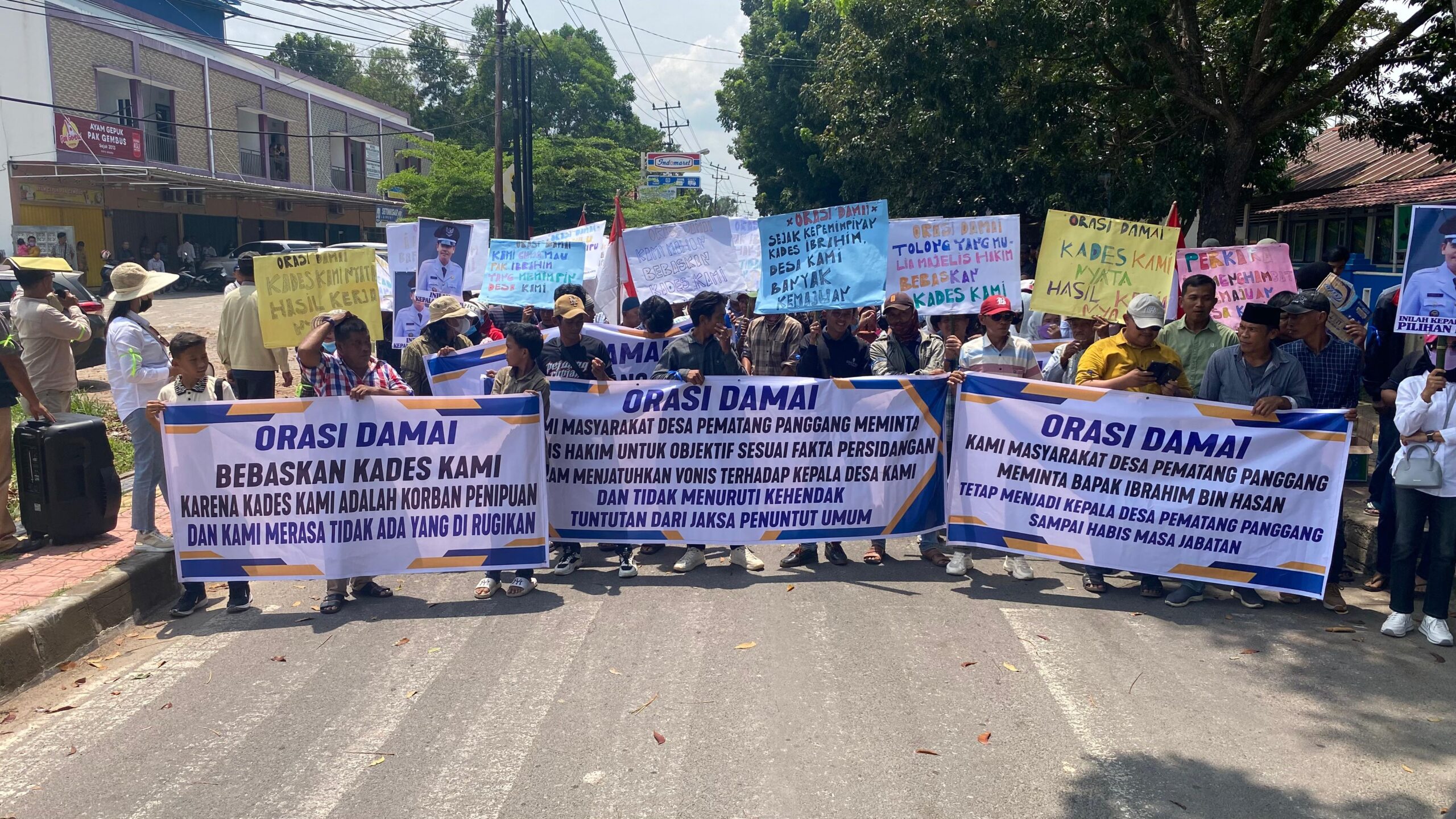 Ratusan Warga Pematang Panggang Minta Kades Ibrahim Dibebaskan