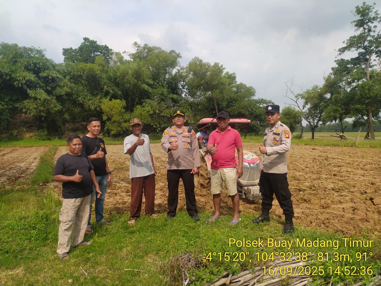 Kapolsek Buay Madang Timur (BMT) Polres OKU Timur IPTU Swisspo melaksanakan pengecekan lahan, lokasi penanaman jagung.