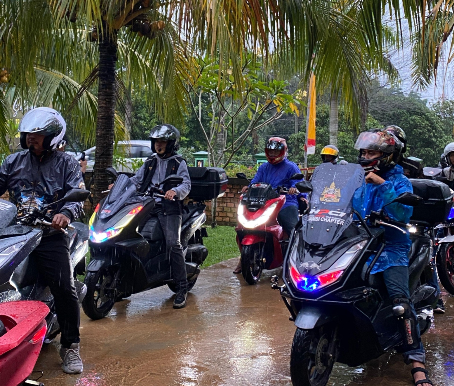 7 Langkah Aman Berkendara di Jalan Licin Saat Musim Hujan ala Astra Motor Sumsel