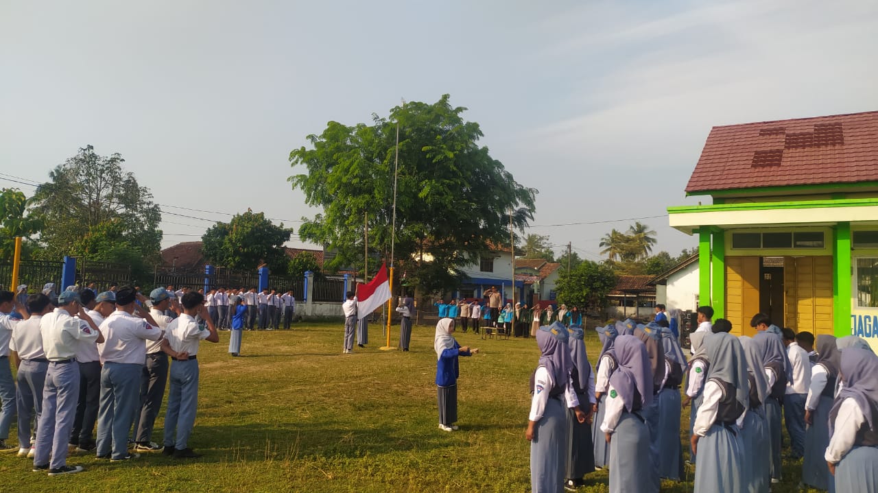 Giat upacara di SMK Muhammadiyah Rawabening.