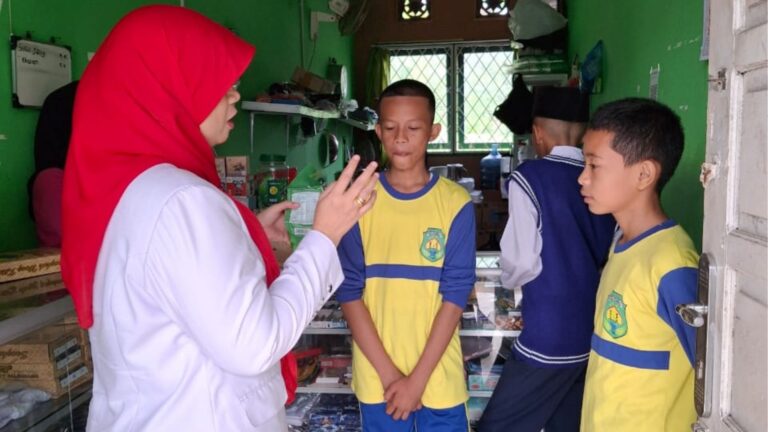 Pastikan Jajanan Siswa Sesuai Standar Kebersihan Kepala Madrasah Sidak Kantin Sekolah