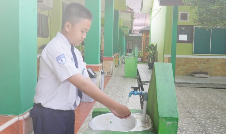 Cegah Penularan Penyakit, Sebelum Memasuki Kelas MTs 2 Wajibkan Siswa Cuci Tangan Pakai Sabun