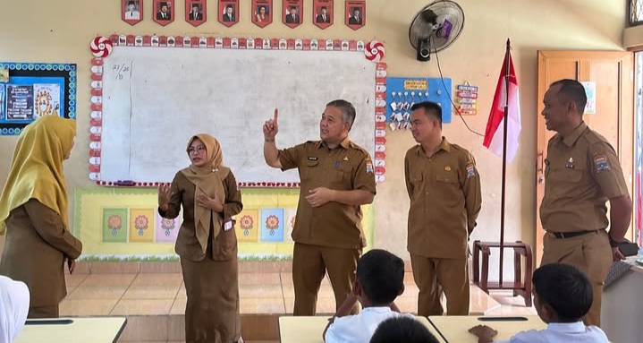 Kunjungi SD 209, Kadisdik Minta Pihak Sekolah Rawat Fasilitas dengan Penuh Tanggungjawab