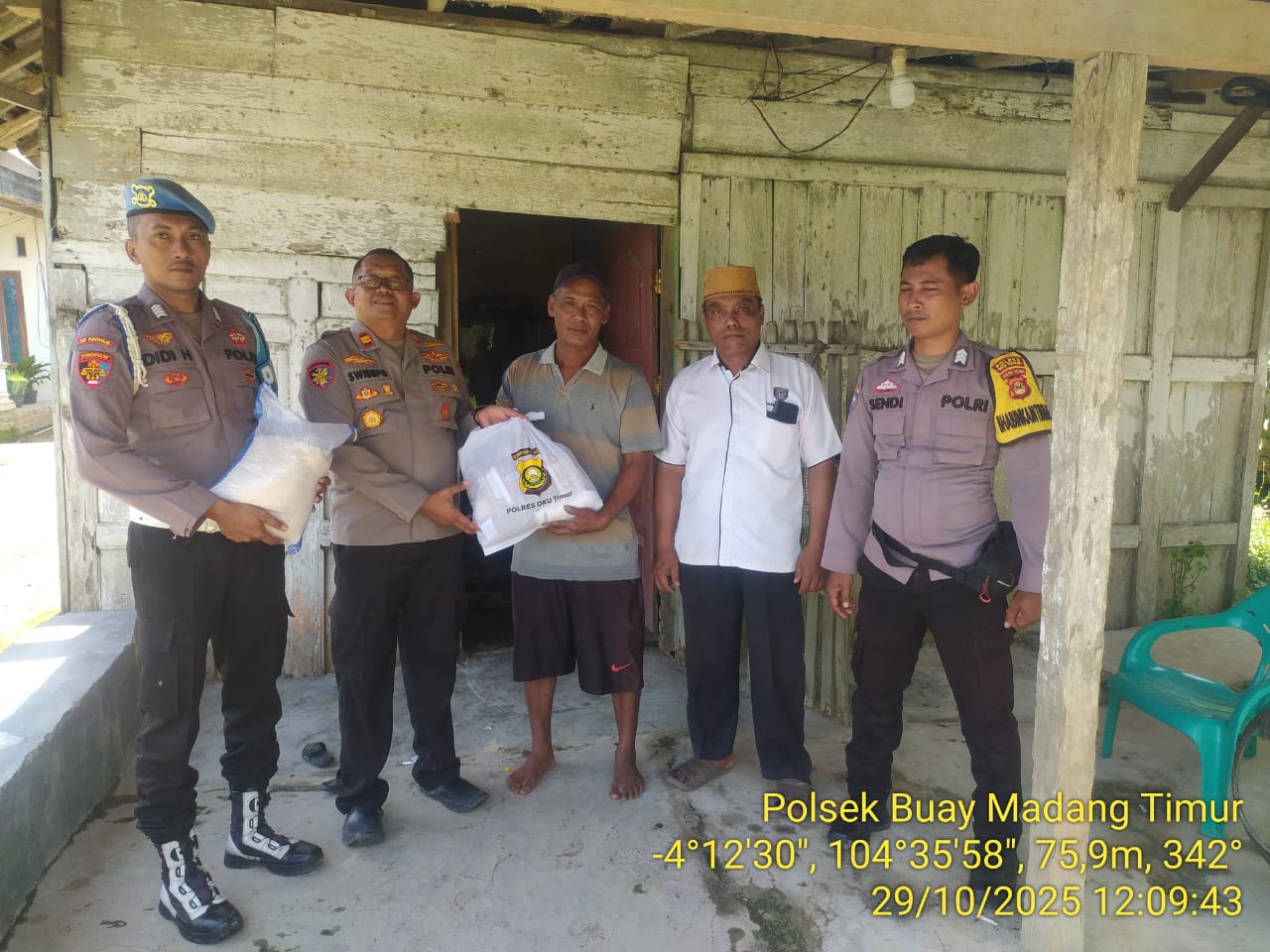 Kapolsek BMT Iptu Swisspo bersama jajaran menyerahkan bantuan sosial Kapolres OKU Timur kepada masyarakat kurang mampu.