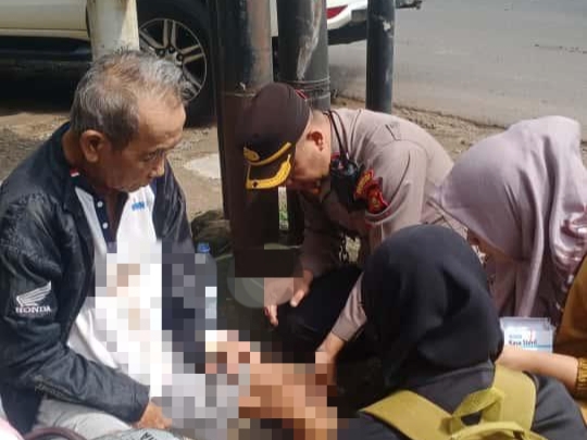 Sigap, Kompol Alex Bantu Lansia Korban Kecelakaan hingga Mendapat Perawatan di Rumah Sakit