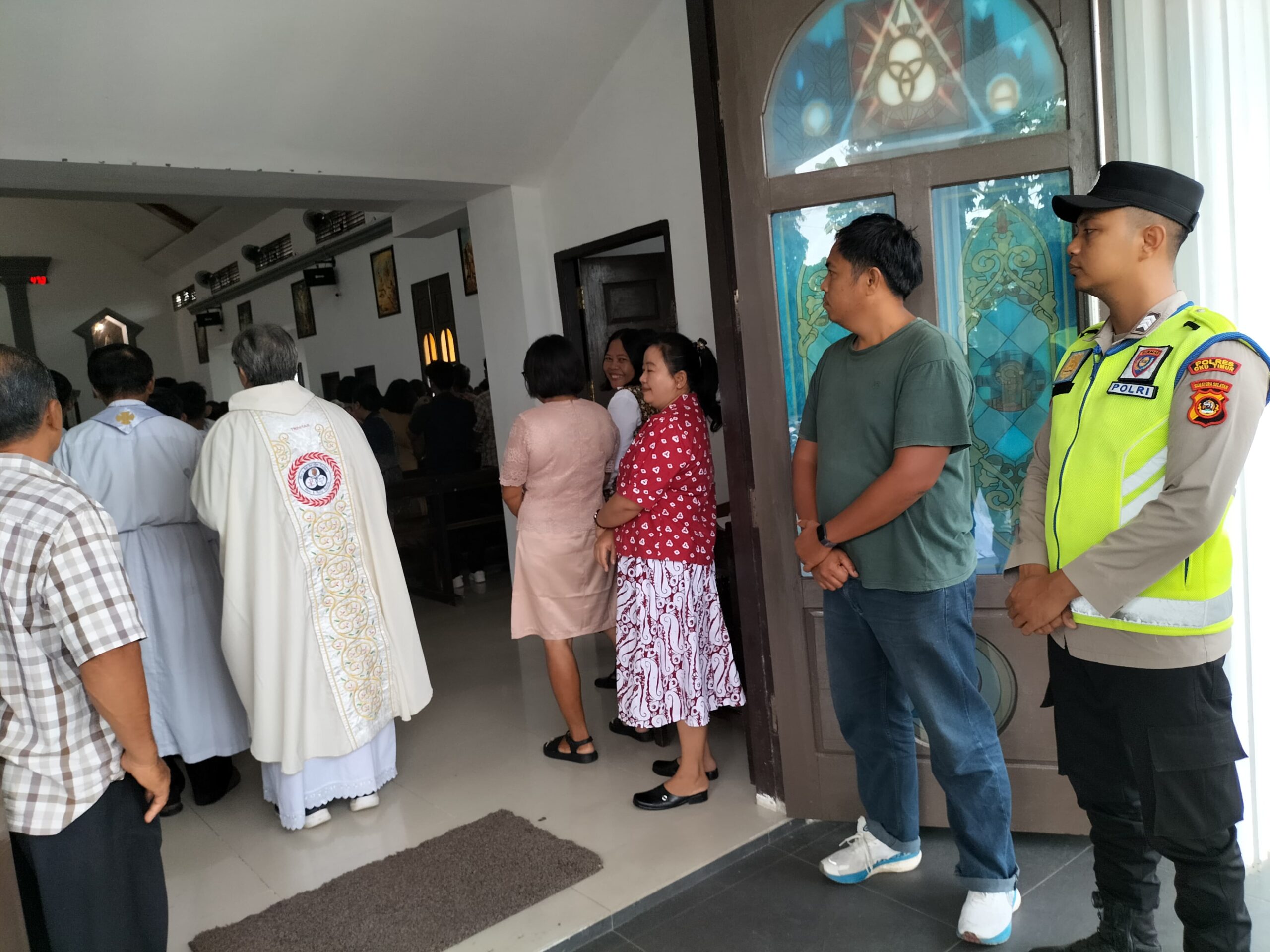 Polsek BMT laksanakan pengamanan Minggu Kasih di Gereja Trinitas Bangun Sari.