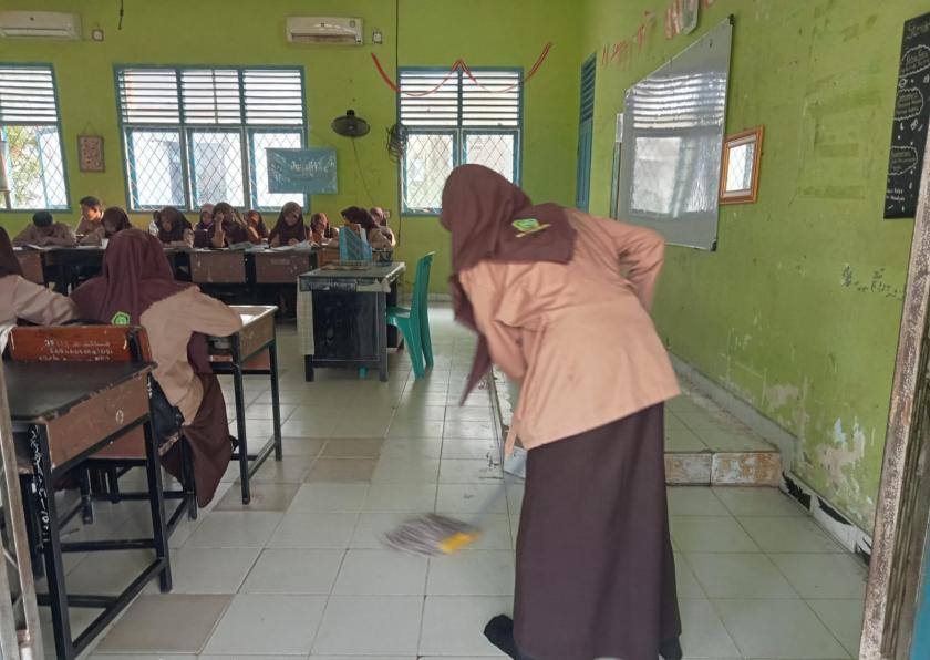 Diguyur Hujan Semalaman, Siswa MAN 1 Gotong Royong Bersihkan Area Sekolah