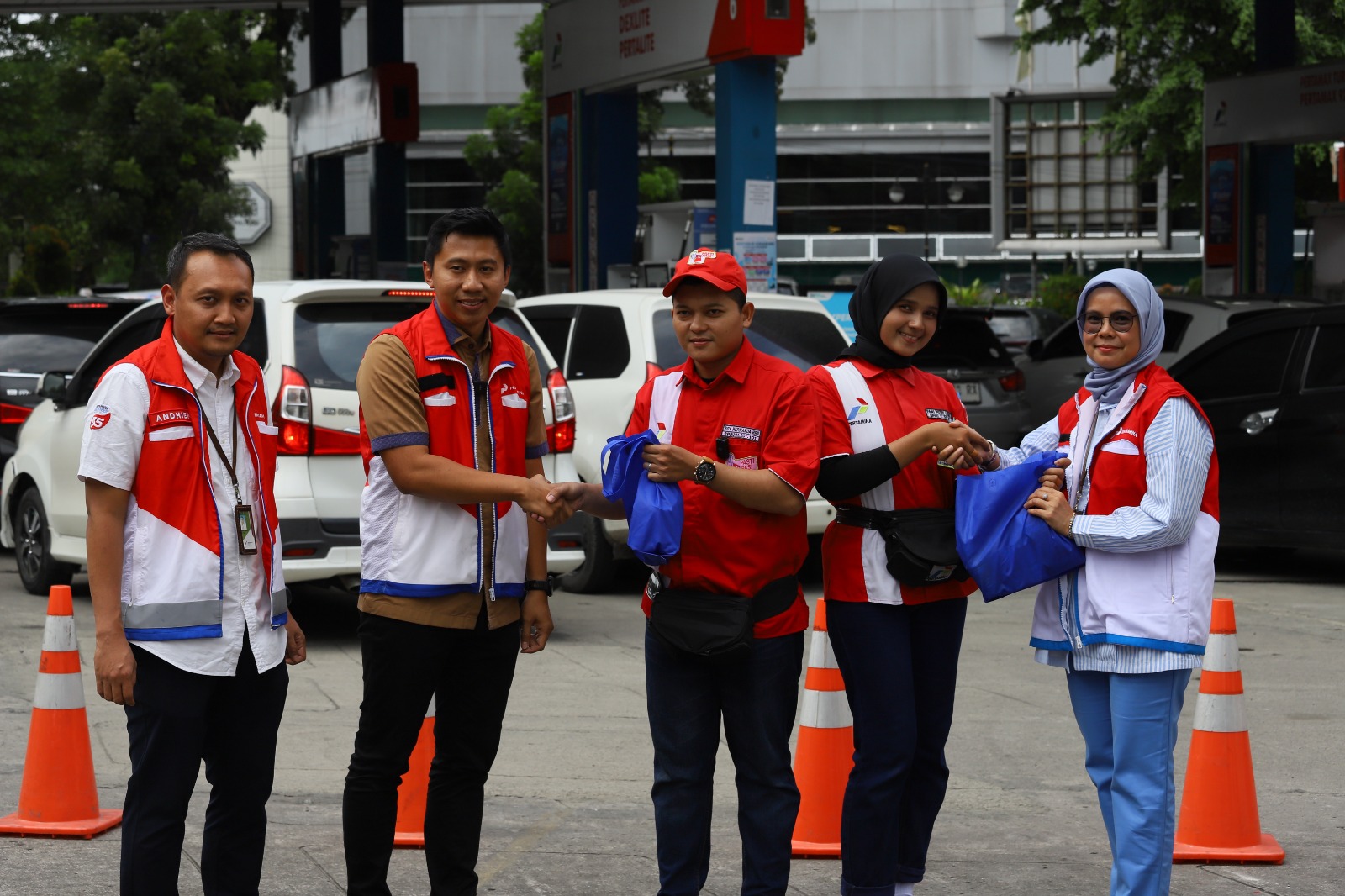 Pertamina Patra Niaga Sumbagut, Salurkan Bantuan kepada 400 Operator SPBU di Medan