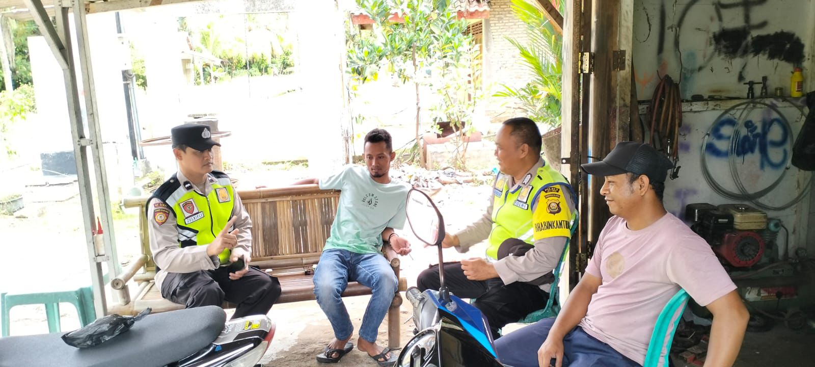 Giat sambang dan himbauan Kamtibmas Polsek Buay Madang Timur (BMT) di Desa Pengandonan, Kecamatan BMT.